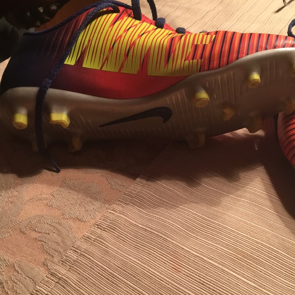 Athletic shoes - youth soccer cleats - Picture 3 of 8